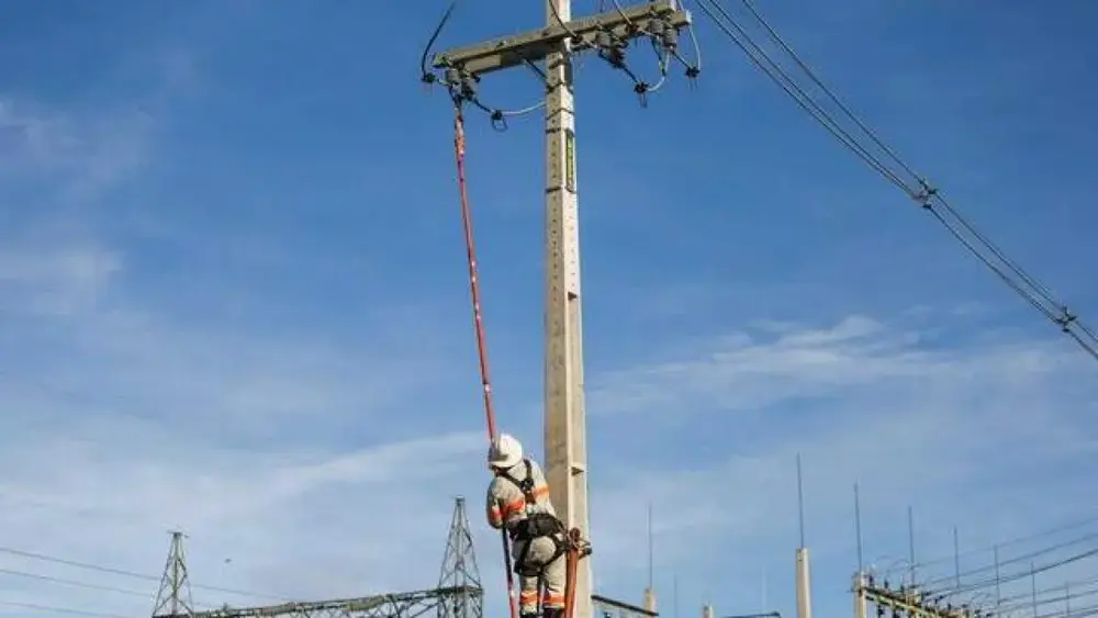 Justiça garante aposentadoria especial a eletricista por alta tensão