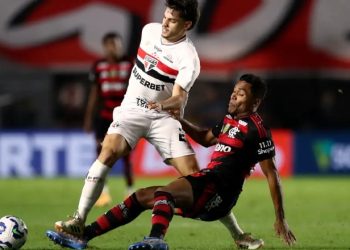 Flamengo vacila e deixa escapar liderança após empate com o São Paulo
