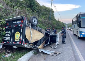 Viatura do IML, que estava transportando um corpo, capota após colisão na BR-174