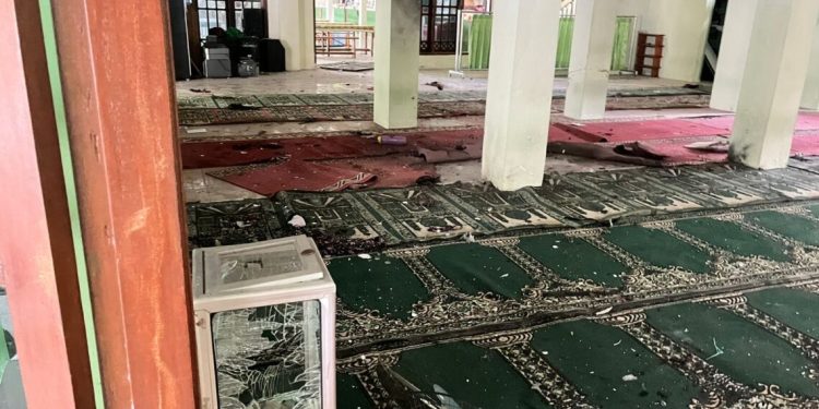 Explosões em mesquita escolar deixam mais de 50 feridos em Jacarta