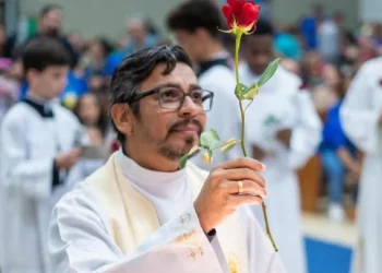 Padre encontrado morto em mata é enterrado; dois homens confessam crime para roubar veículo