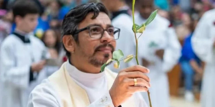 Padre encontrado morto em mata é enterrado; dois homens confessam crime para roubar veículo