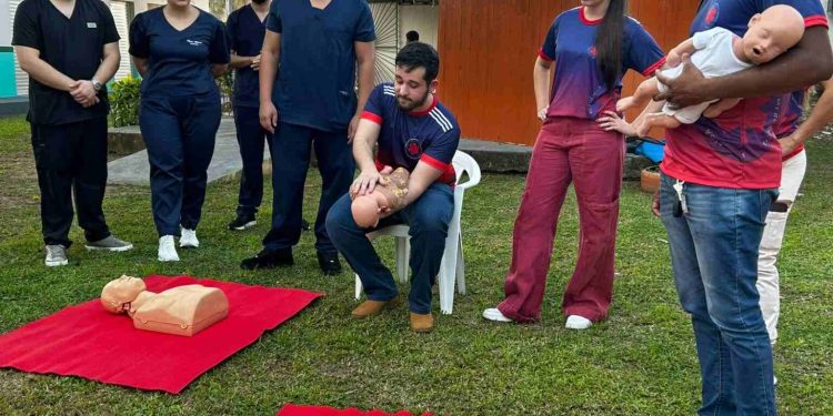 Prefeitura de Itacoatiara realiza ação sobre prevenção de engasgos e primeiros socorros no Centro Municipal de Referência ao Autismo em parceria com a Faculdade Afya