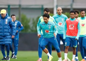 Com equipe completa, Ancelotti comanda atividade em Londres