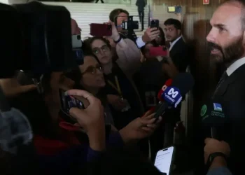 STF torna Eduardo Bolsonaro réu por coação no curso do processo em articulação com governo dos EUA