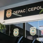 Menino de 6 anos é deixado sozinho em casa e caso vai parar na delegacia