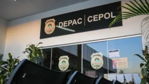 Menino de 6 anos é deixado sozinho em casa e caso vai parar na delegacia