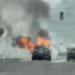 Toyota Corolla pega fogo e é destruído em cruzamento de Campo Grande
