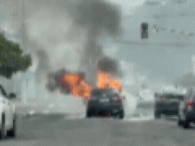 Toyota Corolla pega fogo e é destruído em cruzamento de Campo Grande