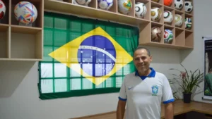Policial civil completa coleção de bolas de todas as Copas