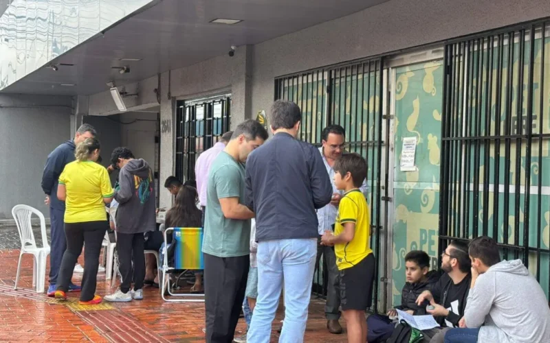 Chuva e jogo do Brasil não param crianças na troca de figurinhas