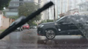 Chuva forte atinge Campo Grande após alerta de tempo instável
