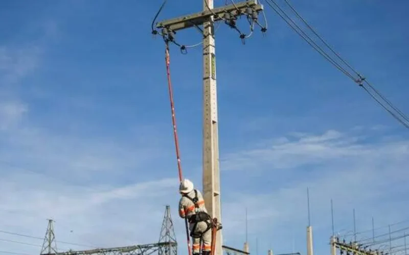 Justiça garante aposentadoria especial a eletricista por alta tensão