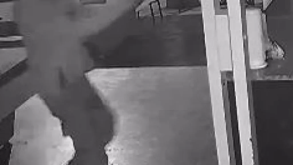Dupla invade tabacaria e deixa dois feridos a tiros em Coxim