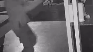 Dupla invade tabacaria e deixa dois feridos a tiros em Coxim