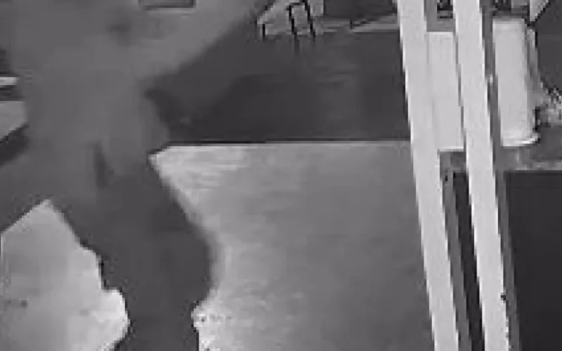 Dupla invade tabacaria e deixa dois feridos a tiros em Coxim