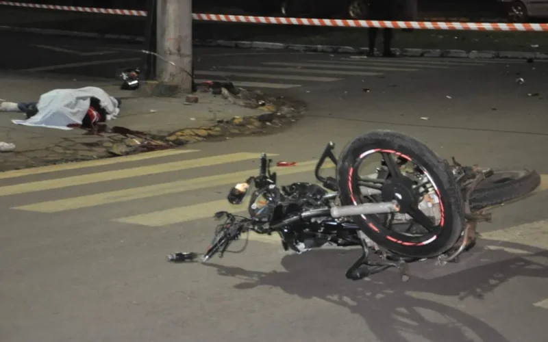 Jovem morre arremessado em acidente entre moto e carro em rotatória