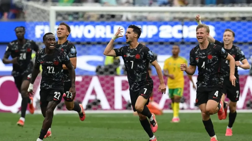 Canadá vence nos acréscimos e é o primeiro classificado às oitavas
