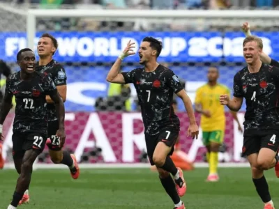 Canadá vence nos acréscimos e é o primeiro classificado às oitavas