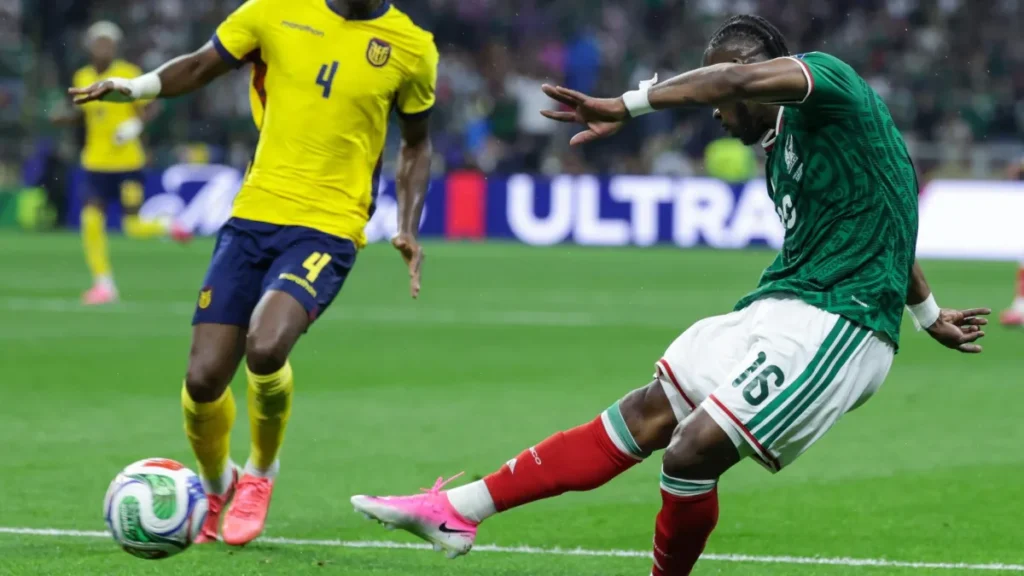 México vence Equador e garante vaga nas oitavas da Copa