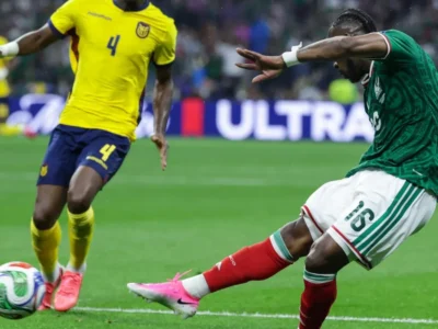 México vence Equador e garante vaga nas oitavas da Copa
