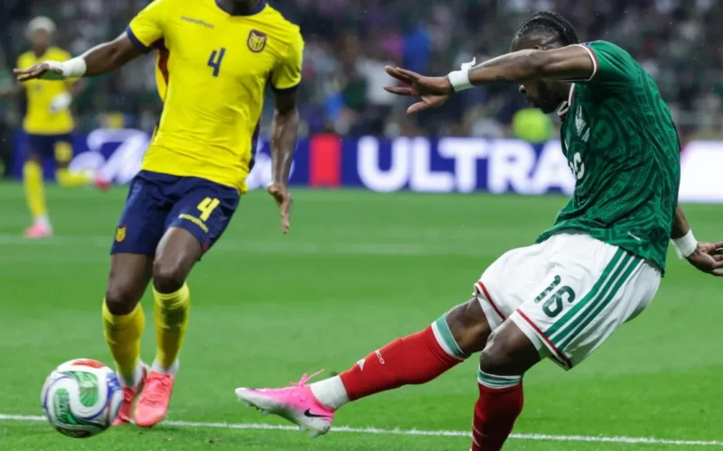 México vence Equador e garante vaga nas oitavas da Copa