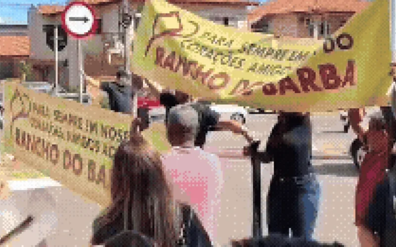 Despedida de Barba tem fogos e viola no Rancho