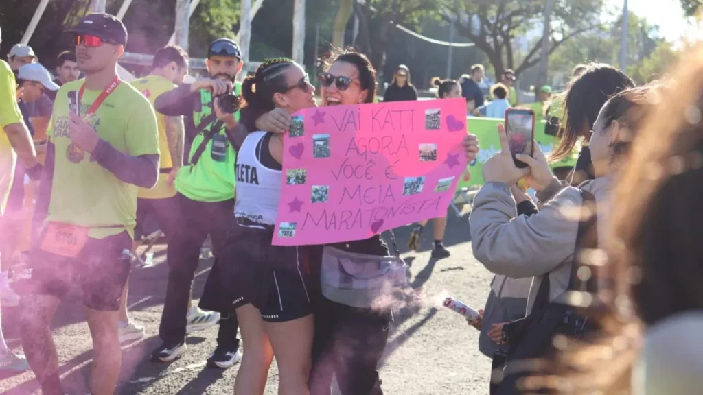 Amigos na linha de chegada fazem diferença em meia maratona