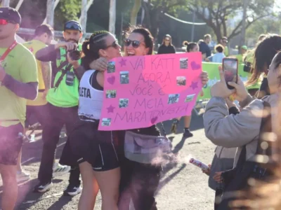 Amigos na linha de chegada fazem diferença em meia maratona