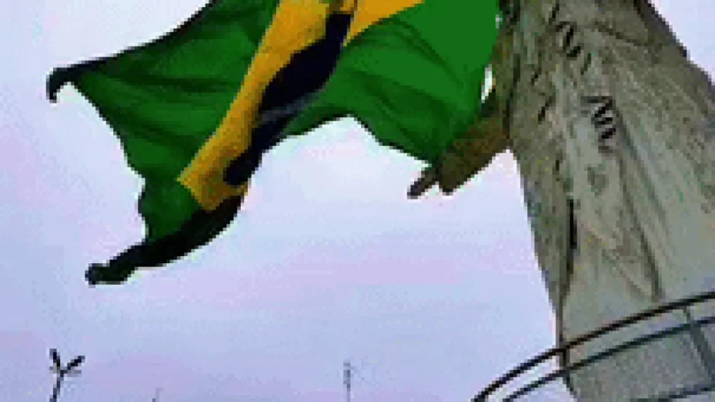 Cristo Rei do Pantanal veste verde e amarelo para torcer pelo Brasil na Copa
