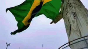 Cristo Rei do Pantanal veste verde e amarelo para torcer pelo Brasil na Copa