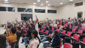 Professores rejeitam parcelamento e exigem reajuste integral em 2026