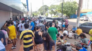 Paixão por figurinhas supera eliminação do Brasil na Copa