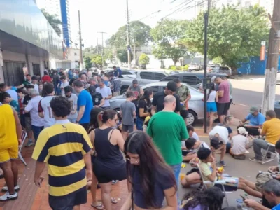 Paixão por figurinhas supera eliminação do Brasil na Copa