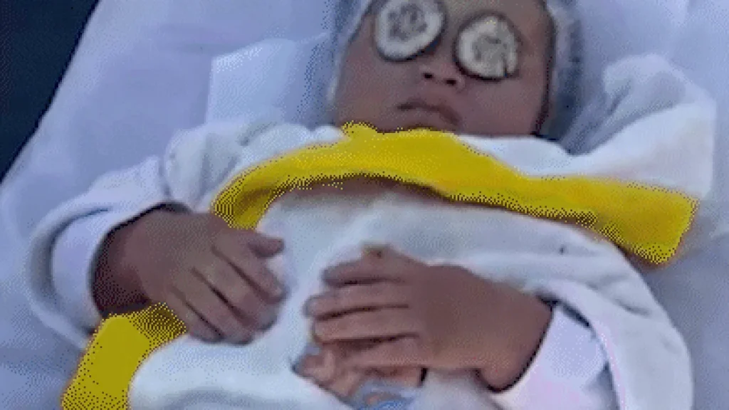 Bebês têm dia de spa com pepino e massagem em escola