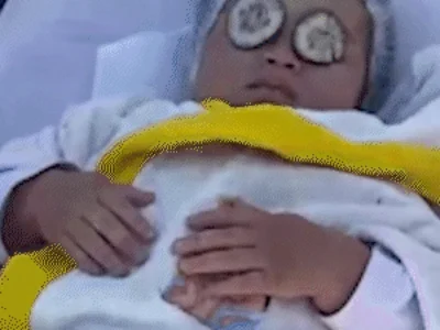 Bebês têm dia de spa com pepino e massagem em escola