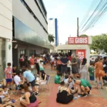 Colecionadores seguem na saga para completar álbum da Copa