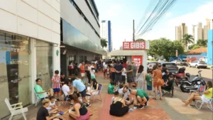 Colecionadores seguem na saga para completar álbum da Copa