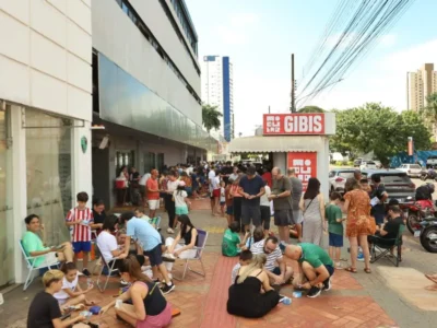 Colecionadores seguem na saga para completar álbum da Copa