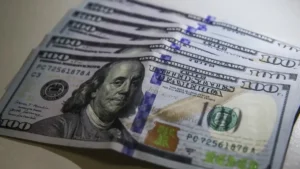 Dólar fecha a R$ 5,08 com guerra no Oriente Médio e tarifa dos EUA