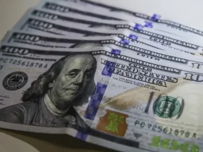 Dólar fecha a R$ 5,08 com guerra no Oriente Médio e tarifa dos EUA