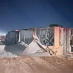 Motorista de 65 anos fica ferido após carreta tombar em obra na BR-163