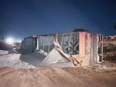 Motorista de 65 anos fica ferido após carreta tombar em obra na BR-163