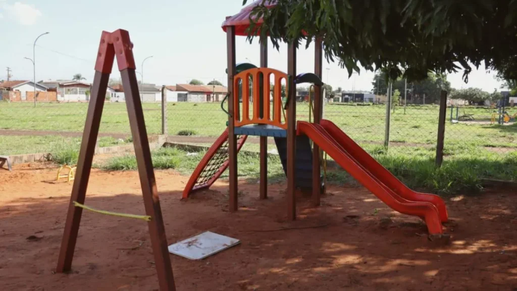 Praça sem placa: homenagem a menino assassinado está em ruínas