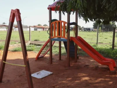 Praça sem placa: homenagem a menino assassinado está em ruínas