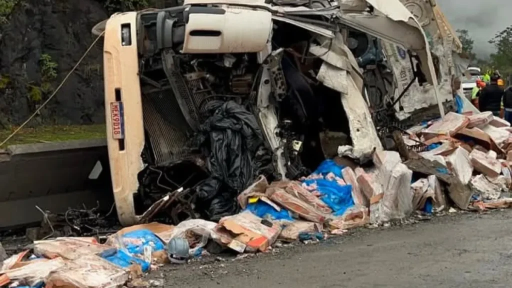 Campo-grandense morre em grave acidente com carreta na BR-277