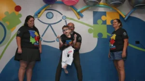 Capoeira inclusiva transforma vida de criança prematura e inspira outras famílias
