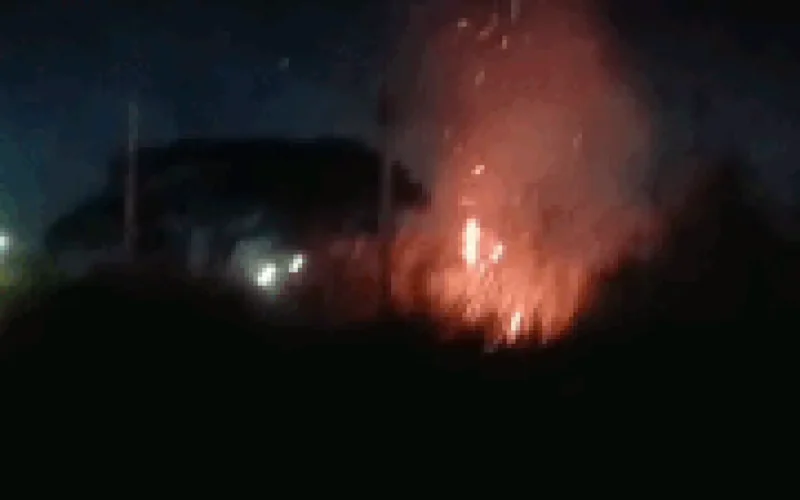 Incêndio em terreno baldio cobre bairro de Campo Grande com fumaça