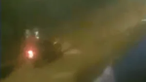 Dupla atira contra portão de casa em Paranaíba; câmeras flagraram