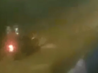 Dupla atira contra portão de casa em Paranaíba; câmeras flagraram